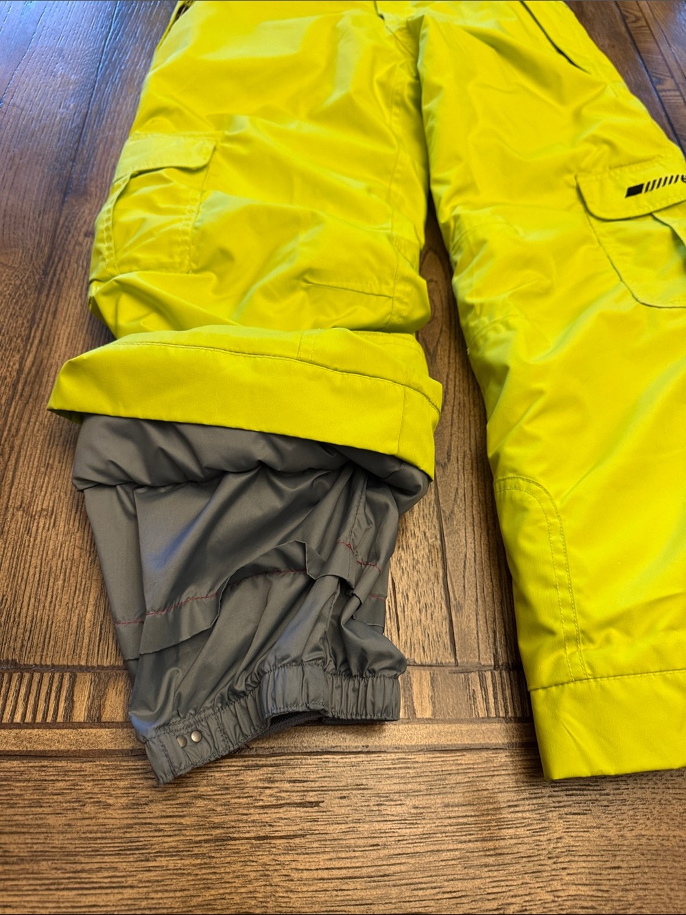 686 Kids Infinity Cargo Insulated Snowboard Pants in High-Visibility Yellow - Picture 2 of 16